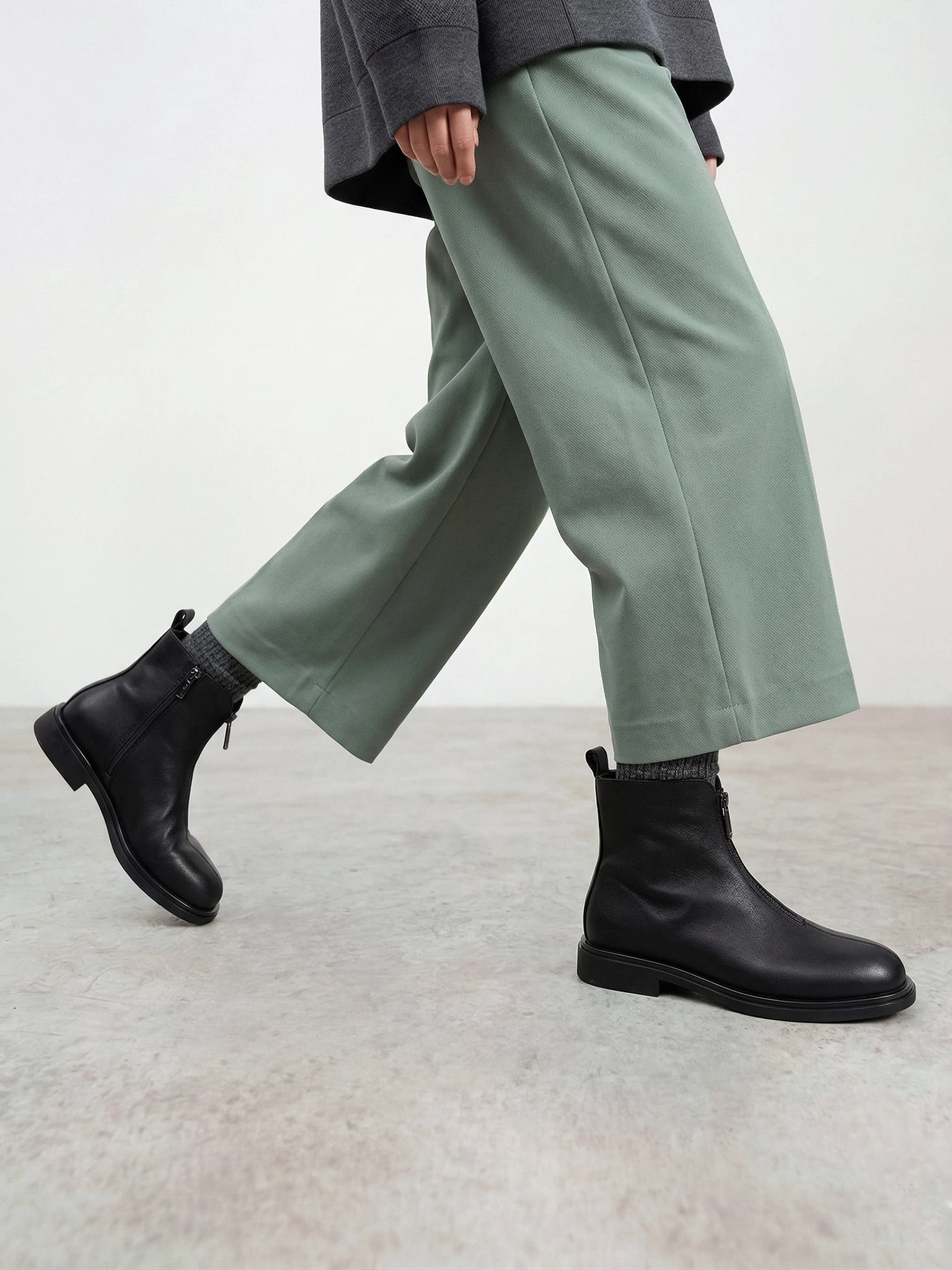 Ботинки черного цвета с декоративным замком